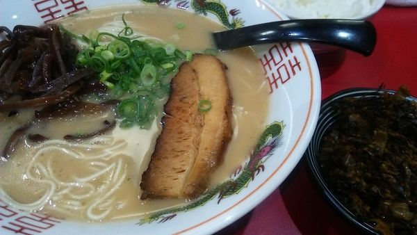 「豚骨らーめん 650円＋ライス 100円＋α」@釜炊き豚骨らーめん マルハ軒の写真