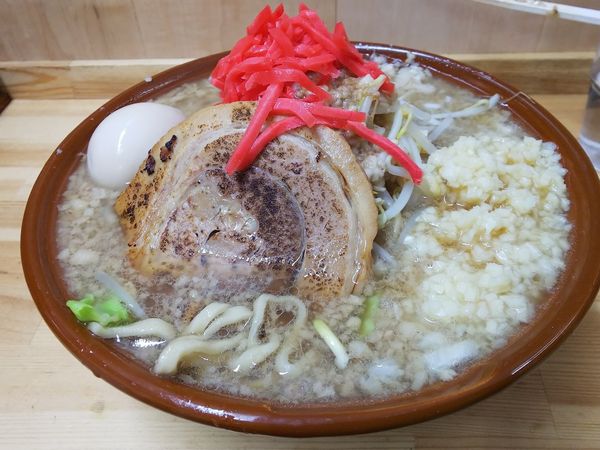 「濃厚背脂醤油ニンニクアブラマシ＋味玉（サービス）　850円」@味匠やずやの写真