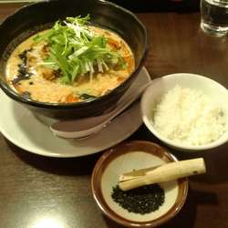 黒胡麻担々麵(900円)