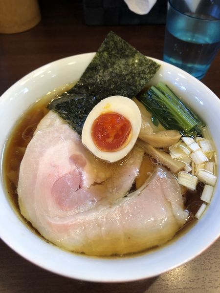 「醤油ラーメン　ワンタントッピング　1000円」@とものもとの写真