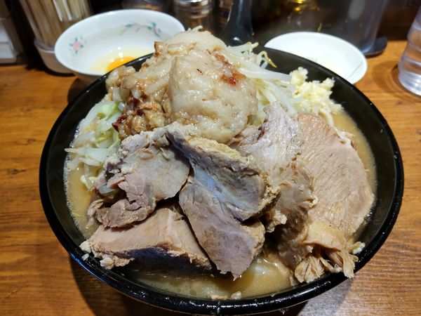 「豚嵐ラーメン＋生卵＋タマネギ ヤサイアブラ、ニンニク少し」@ラーメン豚嵐の写真