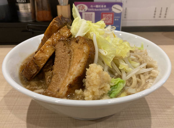 「豚らー麺(野菜増しにんにく入り)＋中盛り」@らー麺 だるまの写真