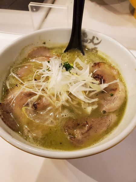 「ラーメンジェノバ　チャーシュー増」@ラーメン海鳴 福岡空港店の写真