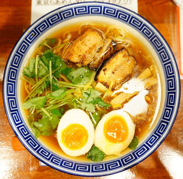 「醤油らあめん＋味付き半熟玉子」@東京らあめんタワー 芝大門本店の写真