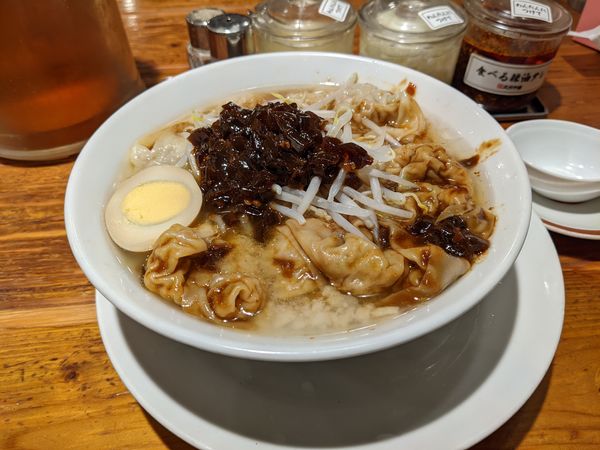 「黒上湯スープ熟成醤油漬けわんたんめん」@広州市場 西新宿店の写真