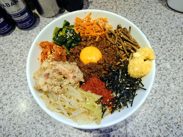 「限定 배용준(ビビンバまぜそば)」@ラーメン宮郎の写真