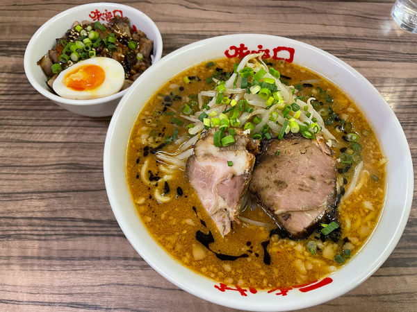 「味噌らーめん（大）、まかないミニチャーシュー丼」@味噌屋八郎商店 新宿店の写真