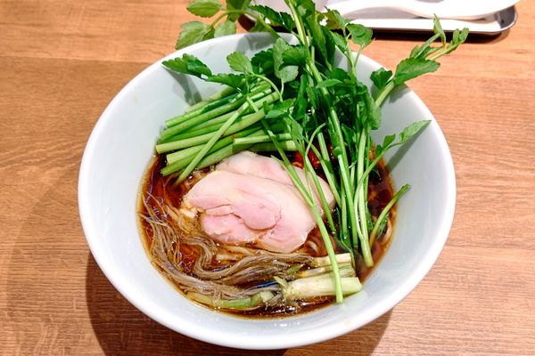 「みやざき地頭鶏と煮干しそば“せり”醤油¥1200」@ブーランジェリー ルージュ ロワイヤルの写真