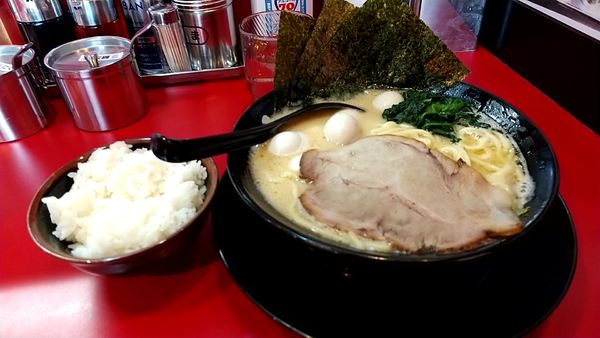 「ラーメン（醤油）＋うずら」@横浜家系ラーメン 片倉大和家の写真