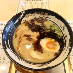 黒博多とんこつラーメン（全部のせ）￥８８０