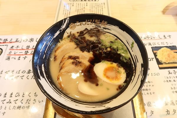 「黒博多とんこつラーメン（全部のせ）￥８８０」@これだ！！製麺の写真