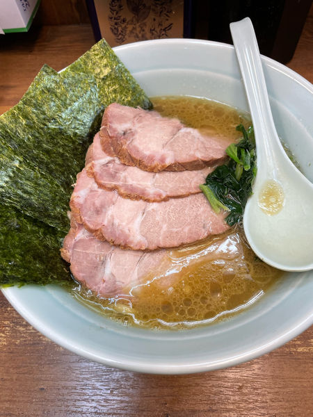 「チャーシューメン+生卵+サービスライス」@横浜ラーメン 武蔵家 国領店の写真