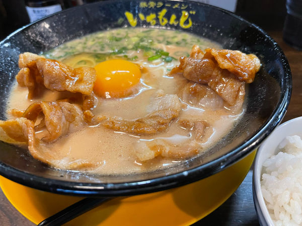 「肉玉ラーメン（半ライス付き）」@豚骨ラーメン いちもんじ 北本店の写真