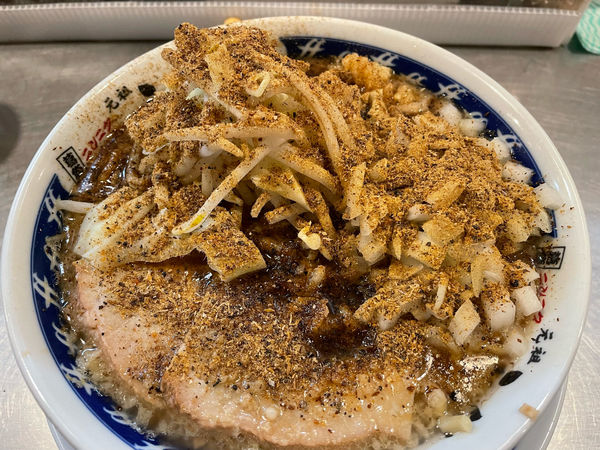「らーめん(中)+魚粉+たまねぎ」@オリジナル極太麺 らーめん天の写真