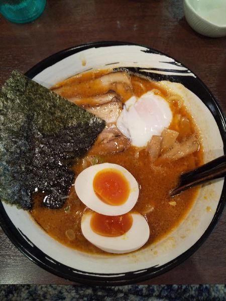 「温玉辛みそラーメン（味玉付き）」@つじのやの写真