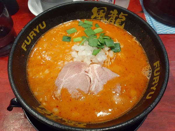 「辛ラーメン、替玉２玉」@とんこつラーメン 博多風龍 渋谷店の写真