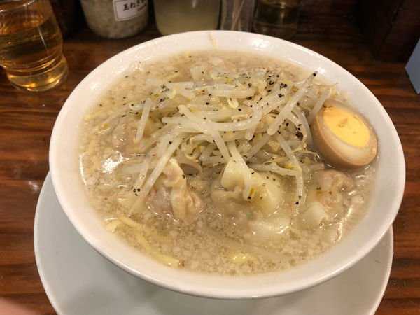 「塩ニンニク粗びき肉汁雲呑麺」@広州市場 西新宿店の写真