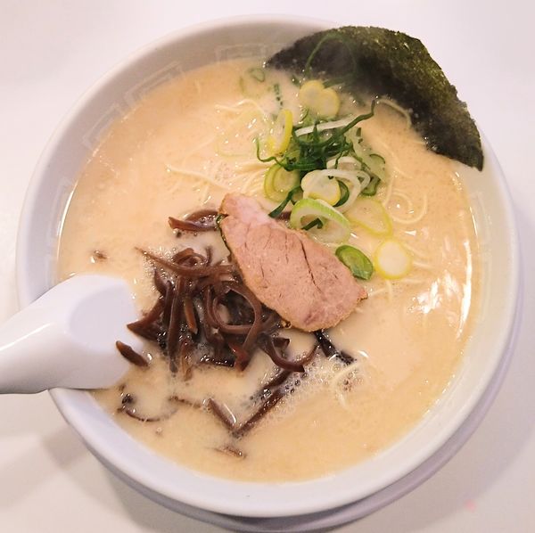 「ラーメン＋替玉」@博多天神 新宿御苑店の写真