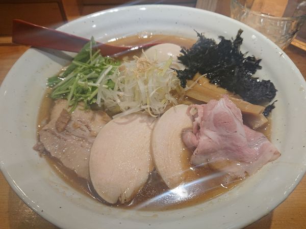 「“得”製焼きあご塩らー麺（１１００円）＋麺大盛（１２０円）」@焼きあご塩らー麺 たかはし 上野店の写真