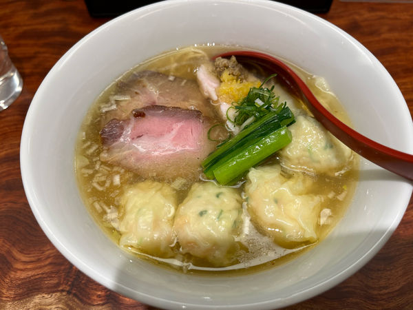 「塩ワンタン麺」@三馬路 東京店の写真