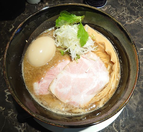 「魚介鶏そば+半熟味付玉子(1030円)」@ラーメン 奏の写真