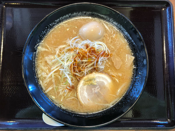 「濃厚味噌辛ねぎらーめん＋味付玉子」@北海道らぁめん伝丸 つくば西大通り店の写真