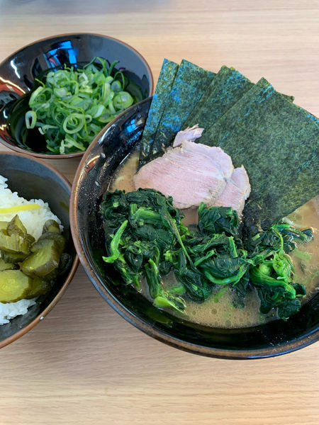 「喜ラーメン800円＋ほうれん草トッピング100円」@家系ラーメン 佐々喜家の写真