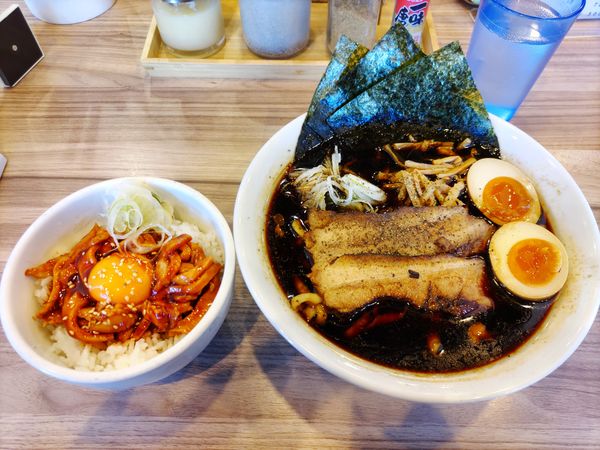 「特製ブラック·チャーシューユッケごはん」@くじら食堂 nonowa東小金井店の写真