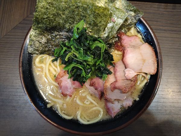 「ラーメン（かため、薄め、多め）＋大盛り」@はたお家の写真
