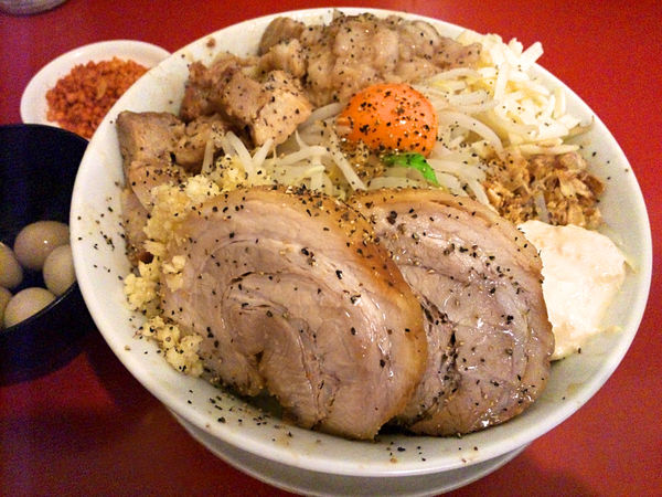 「汁なし(ニンニク少なめ･ガリマヨ･辛揚げ別皿)」@鷹の目 獨協大学前本店の写真