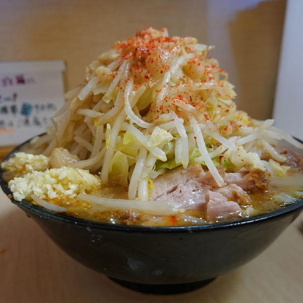 「みそラーメン 800円 + 豚 現金100円（野菜・蒜・脂）」@ラーメン二郎 京成大久保店の写真