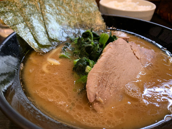 「ラーメン」@横浜家系豚骨醤油極太麺 侍 伏見店の写真