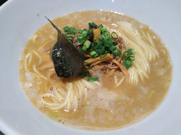 「本節らぁめん」@俺の空 新宿店の写真