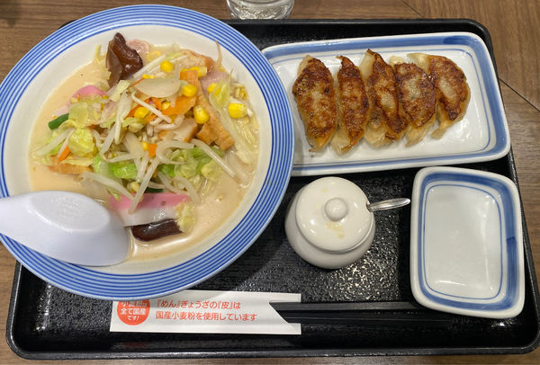 「小さいちゃんぽん🍜🥢(餃子🥟5個)」@長崎ちゃんぽん リンガーハット 西新宿店の写真