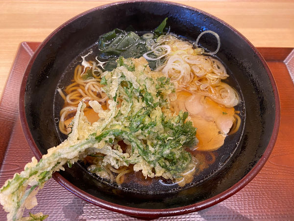 「醤油ラーメン🍜🥢(春菊天)」@梅もと 新宿西口店の写真