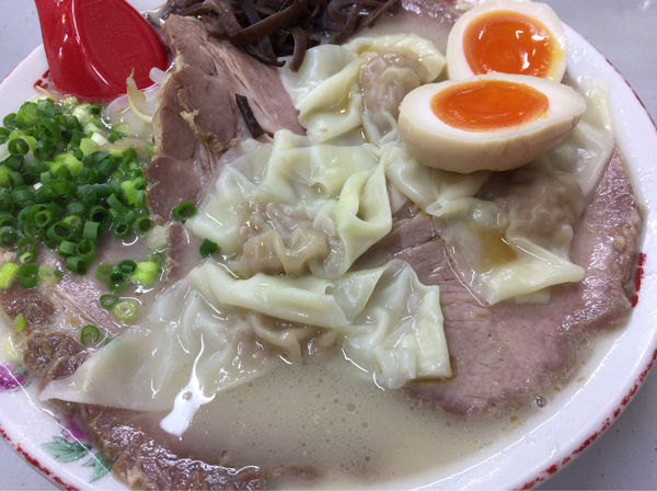 「チャーシューワンタンメン＋味玉」@九州ラーメン 友理 本店の写真