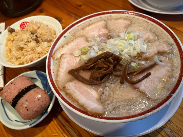 「肉そば（こってり）特製肉飯　おにぎり（スパム）」@田中そば店の写真