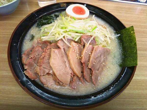 「塩ネギチャーシュー+ネギ+チャーシュー4枚」@ラーメン青木亭 草加店の写真