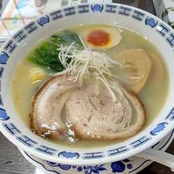炭塩ラーメン(並盛・130g)750円