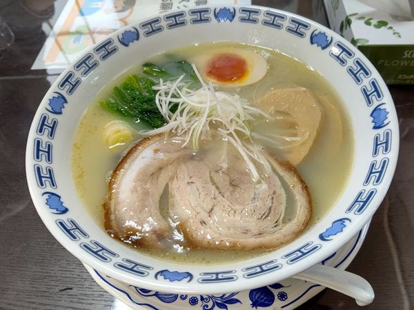 「炭塩ラーメン(並盛・130g)750円」@千歳屋の写真