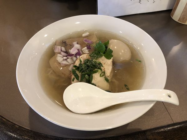 「塩そば 900円 + クーポン味玉」@麺処 まがり鶏の写真