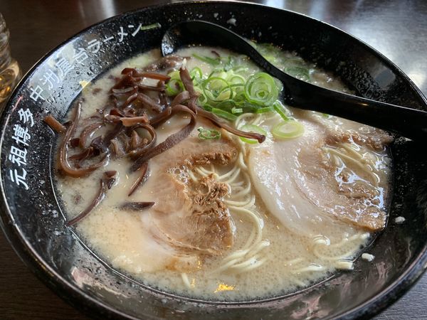 「ラーメン(740円)＋替玉(10円)」@元祖博多中洲屋台ラーメン 一竜 西新宿店の写真