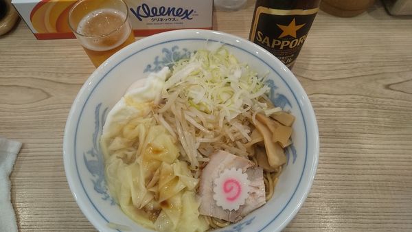 「サッポロ黒ラベル小瓶+ワンタンメン・油そば変更+半熟玉子」@らーめん 高尾の写真