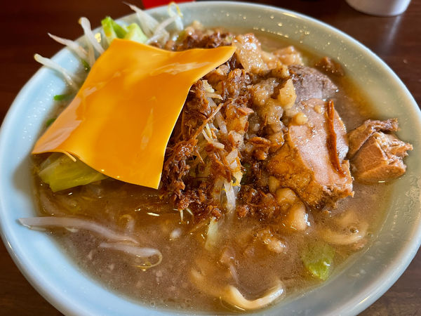 「ミニラーメン＋脂＋肉カス入りカラメ＋スライスチーズ」@龍麺 ふえ郎の写真