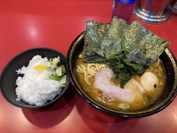 「中盛りラーメンカタメ濃いめ 味玉トッピング」@家系総本山 ラーメン吉村家の写真