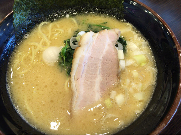 「醤油豚骨ラーメン」@横浜家系ラーメン 吟家 花見川店の写真
