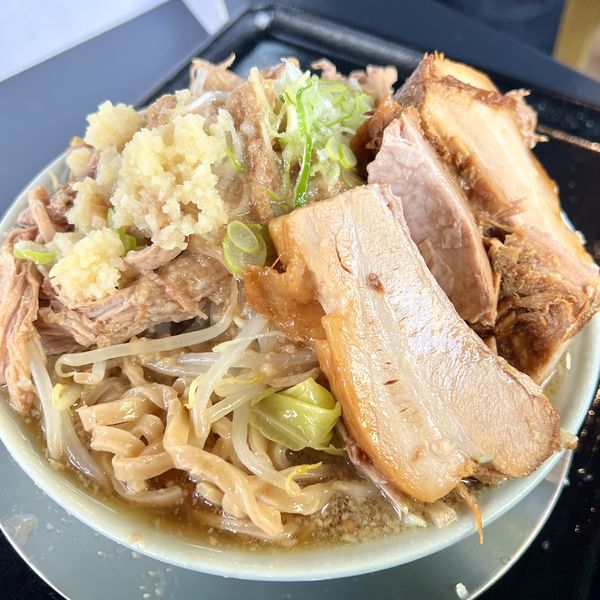 「豚そば（ニンニク少なめ・アブラ・野菜・バラチャ）＋豚増し」@豚鬼族の写真