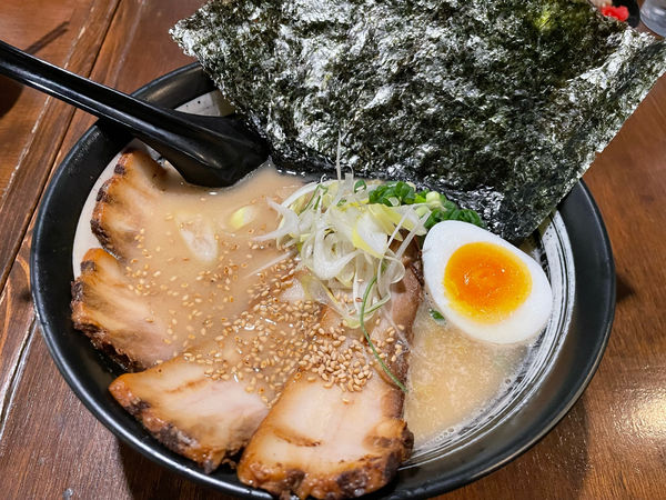 「鶏の恵みチャーシューメン（醤油）、海苔トッピング」@麺や 鶏恵 ときわ店の写真