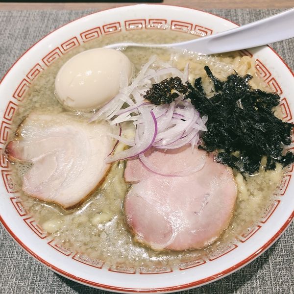 「限定:背脂煮干しラーメン（900円）、味玉（クーポン）」@麺屋 必道の写真