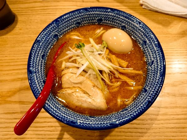 「濃厚鶏白湯ラーメン ～あご出汁合わせ～ 味玉入り」@焼きあごラーメン 侍道の写真
